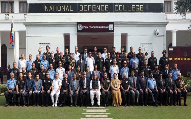 केंद्रीय रक्षा मंत्री राजनाथ सिंह राष्ट्रीय रक्षा कॉलेज (एनडीसी) पाठ्यक्रम के स्नातक अधिकारियों के साथ